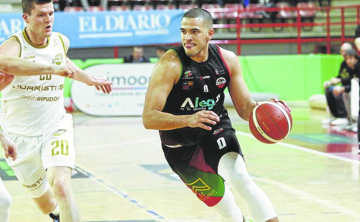 Dago Peña, del Alega, con el balón ante un rival del Juaristi en el Trueba