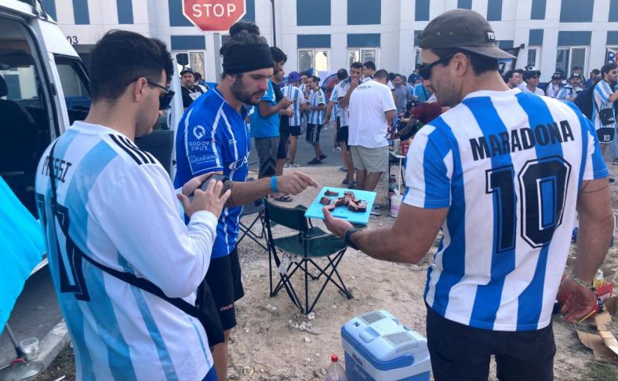 Aficionados argentinos hacen barbacoas en el complejo Barwa Barahat Al Janoub. 