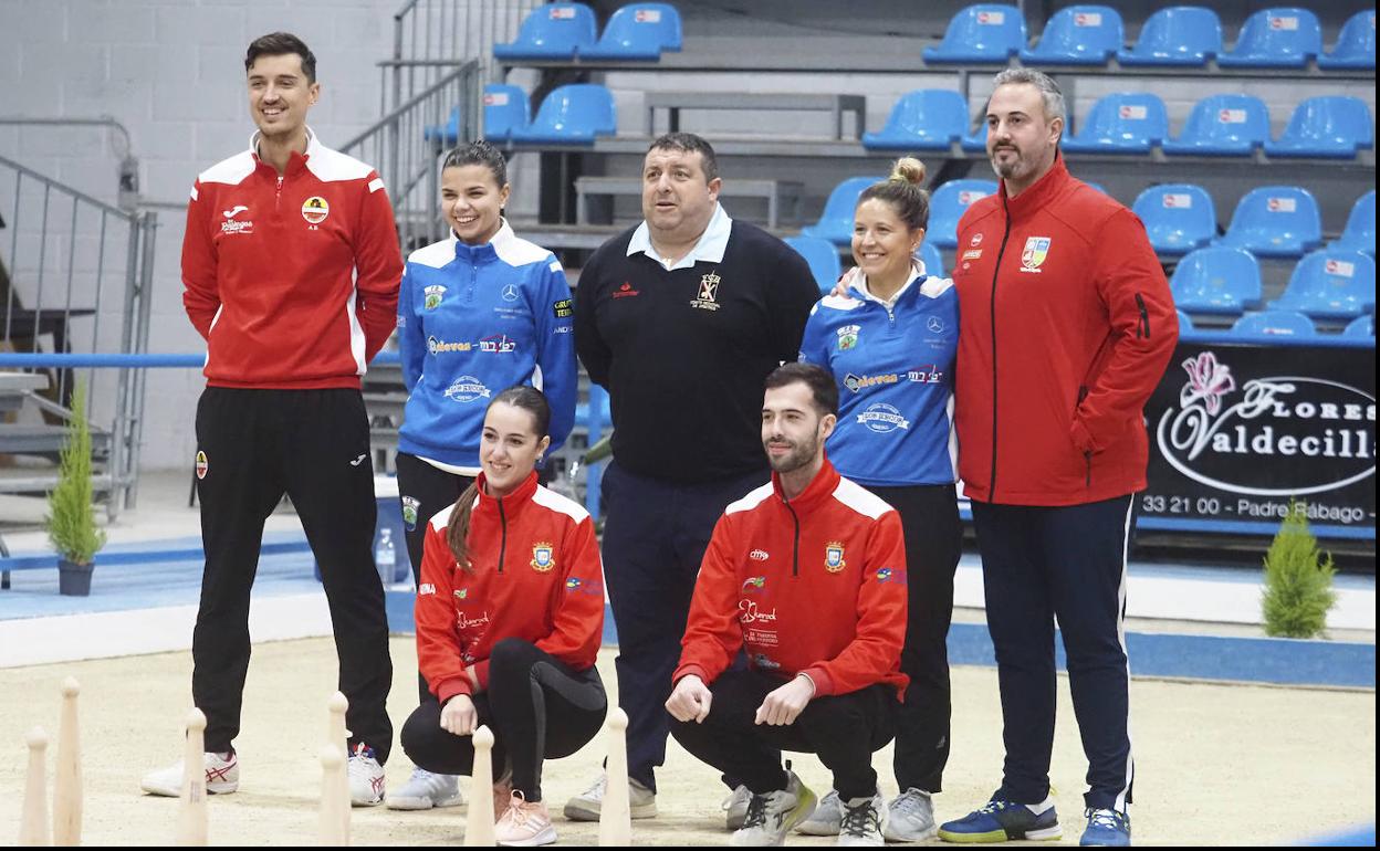 Finalistas, pinches y árbitro, antes de comenzar la final. sane