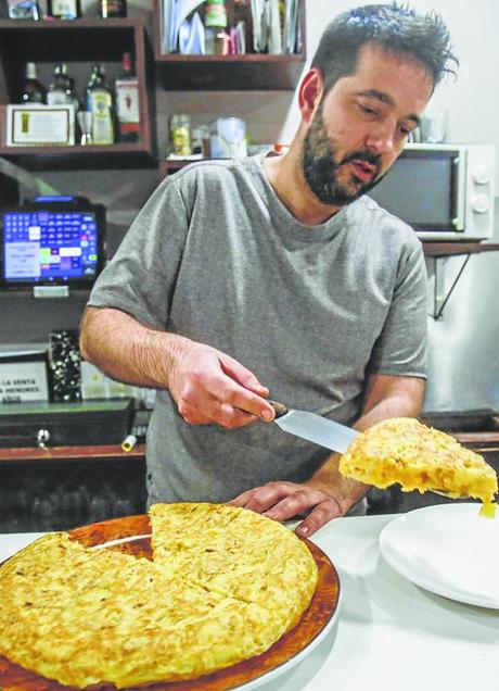 Imagen - Carlos del Val, con su tortilla tradicional. 