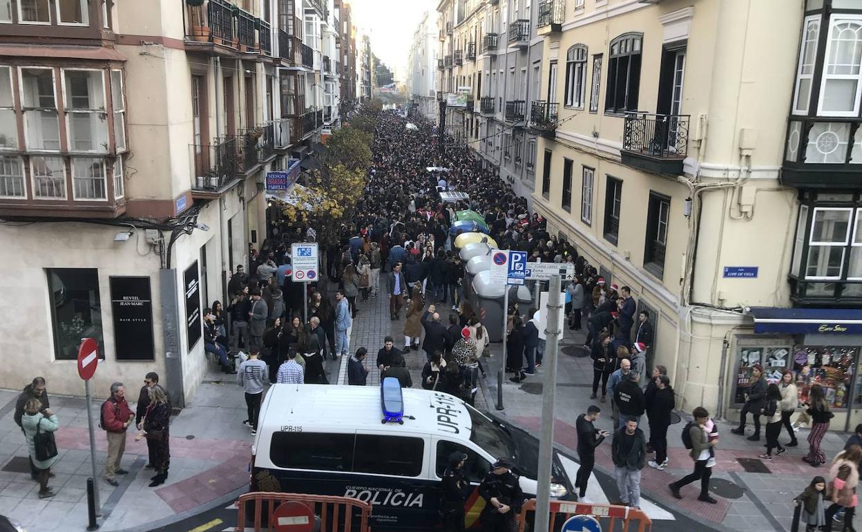 La calle Peña Herbosa, vigilada por la Policía Nacional un 24 de diciembre.