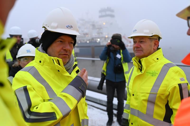 El ministro de Economía, Robert Habeck, y el canciller alemán, Olaf Scholz, en la inauguración 