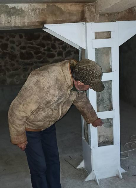 Imagen - Fernando muestra cómo han reforzado los pilares de su edificio.