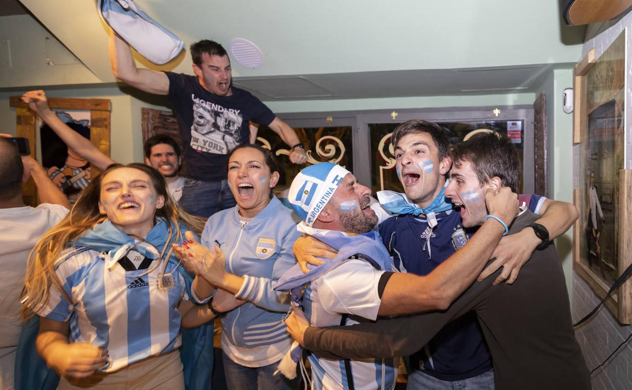 Alegría desbordada de los aficionados argentinos en El Bulín de La Tasca. 