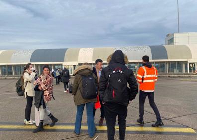 Imagen secundaria 1 - Arriba, Mayolis y Sofía, aún en el avión de Londres. Abajo, pasajeros en el aeropuerto de Burdeos.