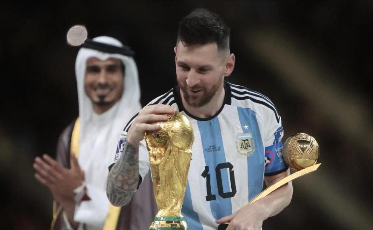 Lionel Messi acaricia la deseada Copa del Mundo.