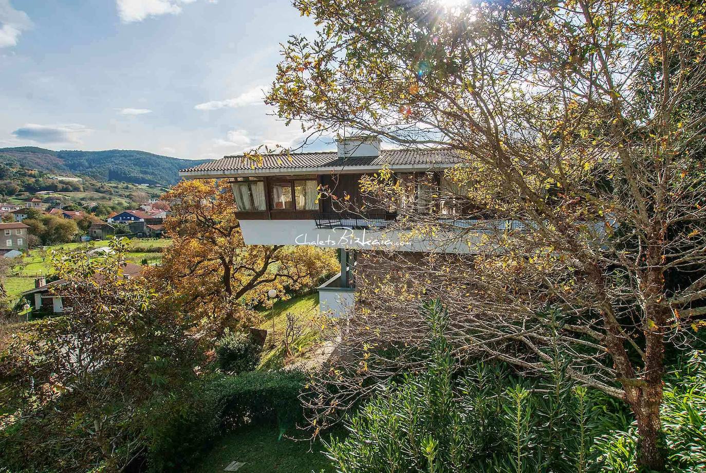 La casa, de 473 metros cuadrados construidos, incluidas dos magníficas terrazas de 100 metros cuadrados cada una, se ubica en una finca de 944 metros cuadrados. Cuenta con un diseño peculiar que combina señas de identidad de la nueva arquitectura vasca, reminiscencias de la casa tradicional de la zona, el baserri, e influencias asiáticas, por el estilo de su jardín. Fue obra del arquitecto Juan de Madaraga.