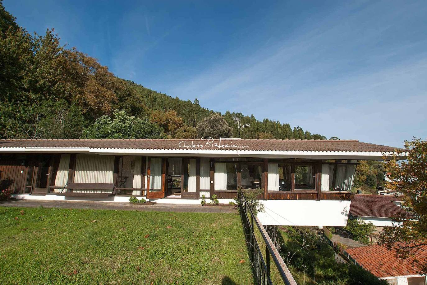 La casa, de 473 metros cuadrados construidos, incluidas dos magníficas terrazas de 100 metros cuadrados cada una, se ubica en una finca de 944 metros cuadrados. Cuenta con un diseño peculiar que combina señas de identidad de la nueva arquitectura vasca, reminiscencias de la casa tradicional de la zona, el baserri, e influencias asiáticas, por el estilo de su jardín. Fue obra del arquitecto Juan de Madaraga.