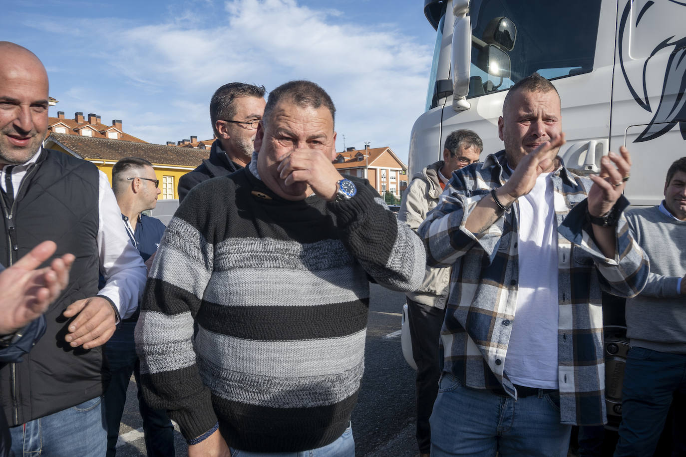 Los dos hermanos no pueden contener la emoción al ver a sus empleados