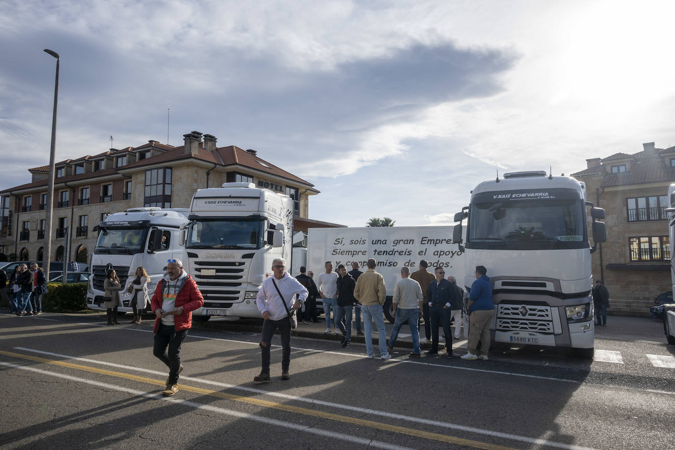 Una vez que los cinco vehículos quedaron estratégicamente estacionados, solo quedaba esperar la llegada de los responsables de la empresa