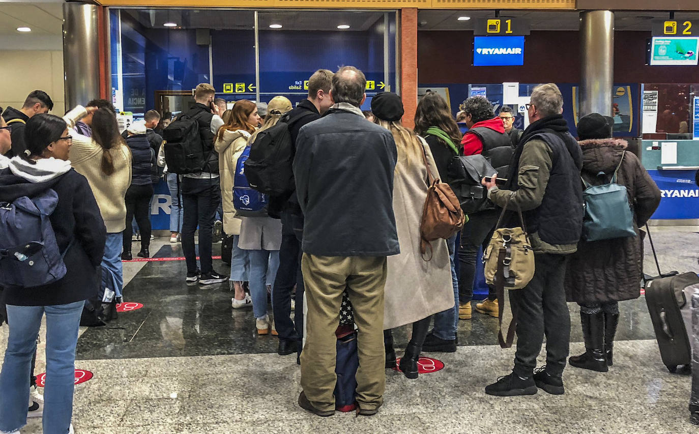 Se han visto afectados tanto los pasajeros procedentes de Madrid, Barcelona, Viena y Londres, cuyos aviones no han podido aterrizar en el Seve Ballesteros, como los que se dirigían a estos destinos y que ya esperaban en el aeropuerto. 