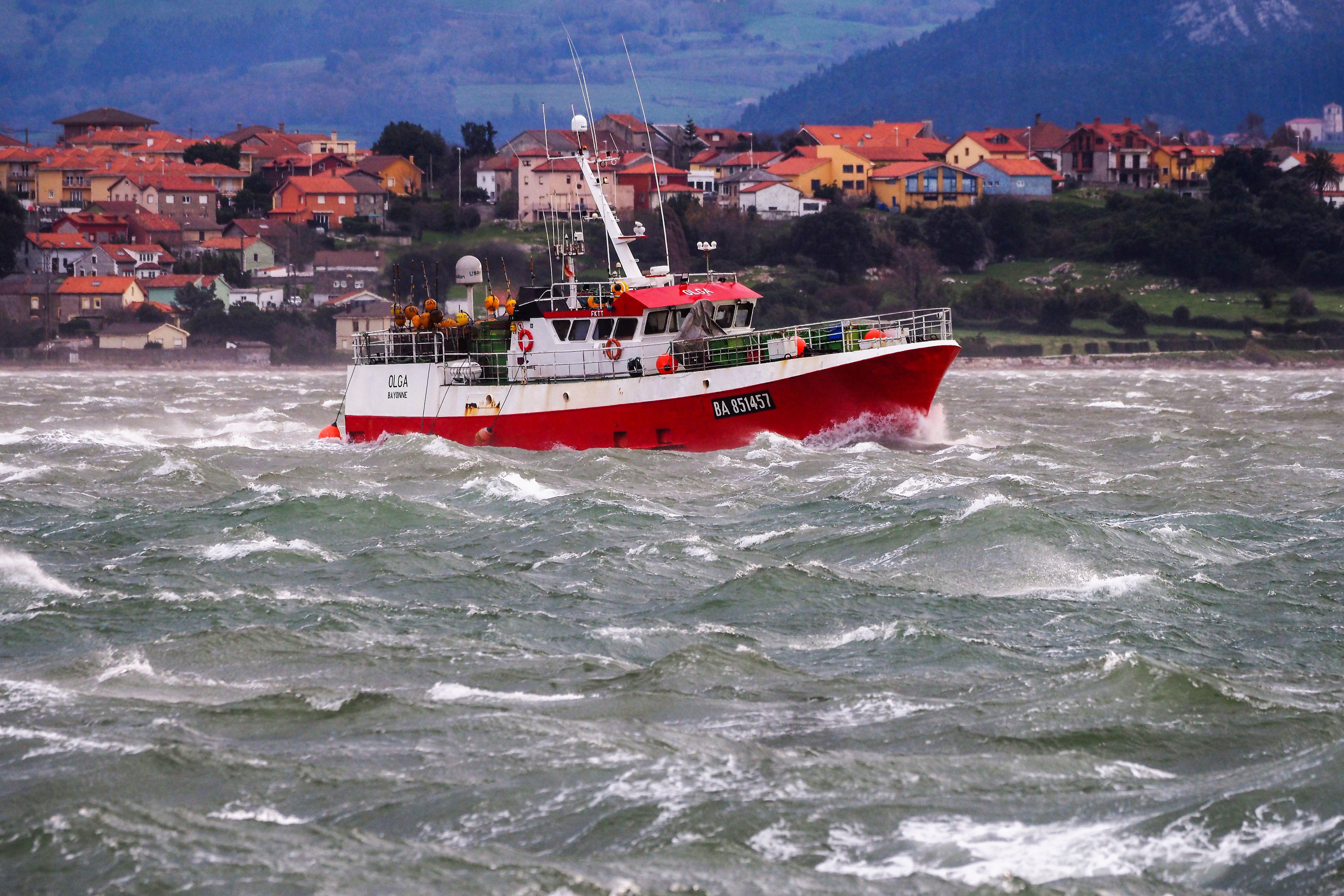 Un barco atraviesa la bahía de Santander en plena surada