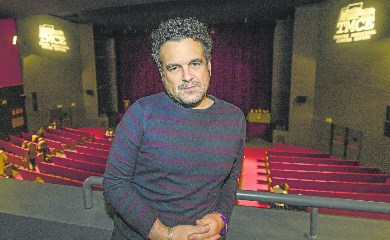 qVigalondo posa en el Teatro Municipal Concha Espina, donde recogió el premio Pisondera. 