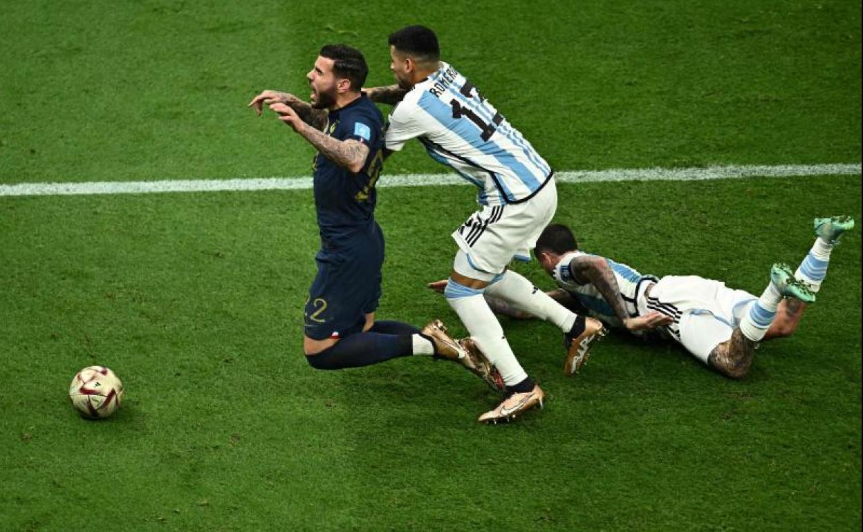 Cuti Romero y Rodrigo De Paul persiguen a Teho Hernández durante la final del Mundial.