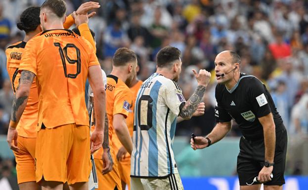 Messi y Mateu Lahoz, durante el tenso Argentina-Países Bajos.