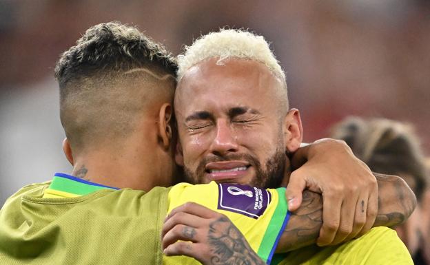 Neymar se lamenta tras la eliminación de Brasil en cuartos.