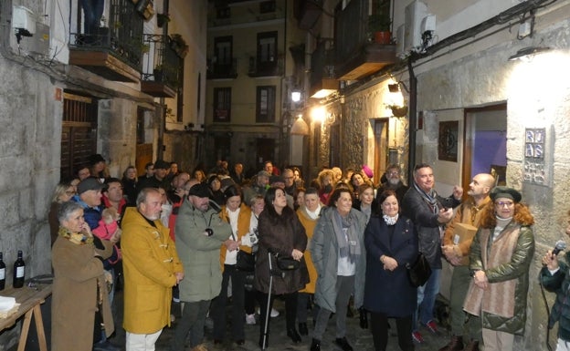 Imagen principal - Multitud de amigos acudieron a despedir la Sala Rúas en una jornada con música donde la alcaldesa dedicó palabras de elogio a los promotores de este oasis cultural 