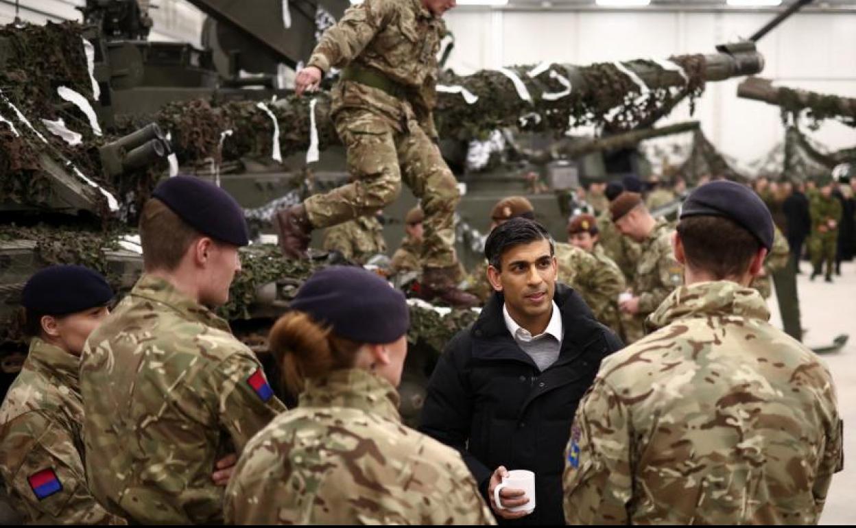 El primer ministro británico, Rishi Sunak, reunido este lunes con tropas en la base militar de Tapa, en Estonia. 