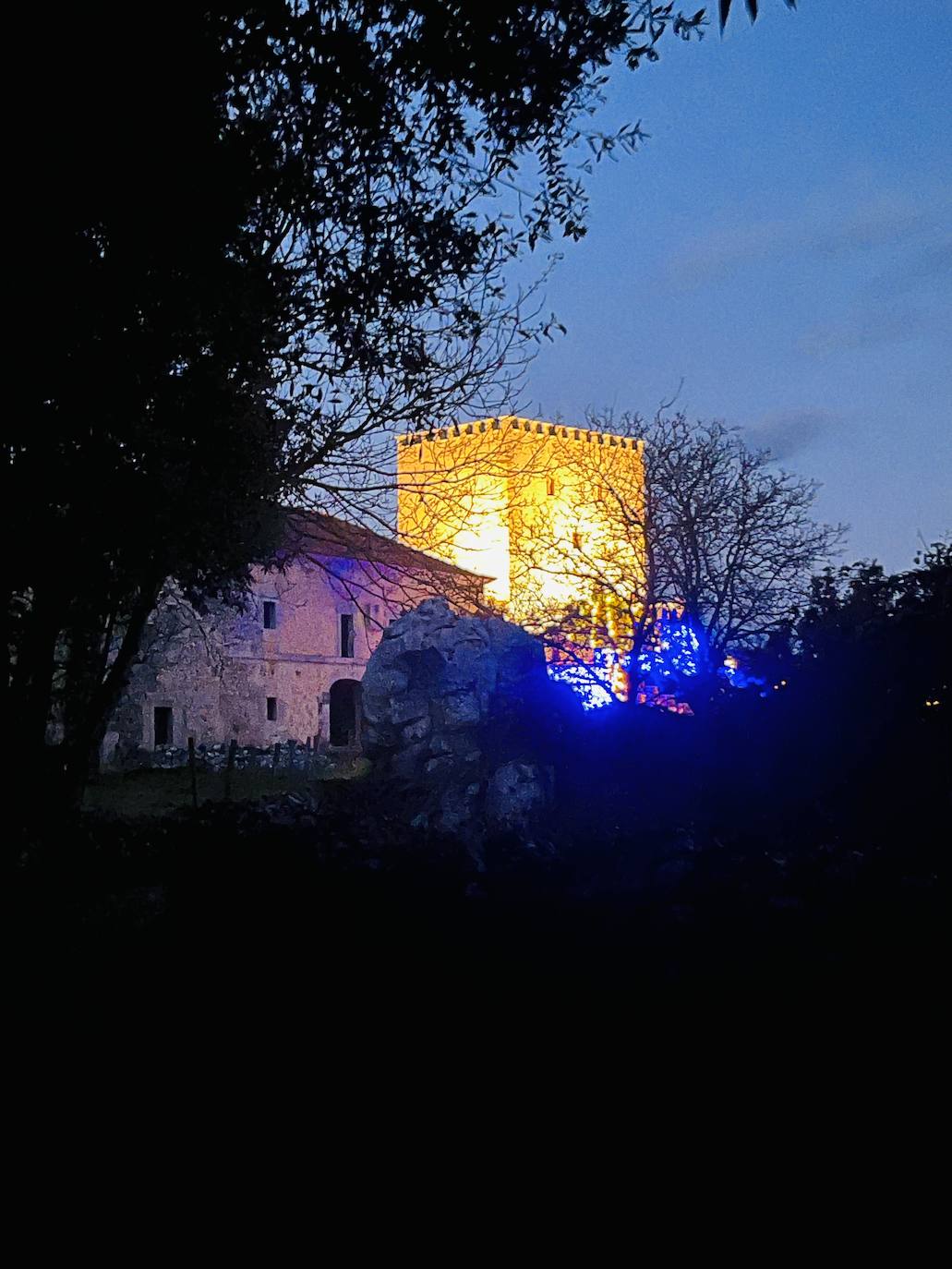 Ascensión González Díez nos muestra una foto de la Torre del Rebollar, en Isla, decorada para Navidad. Además, desea Felices Fiestas para todos los lectores de El Diario Montañés.