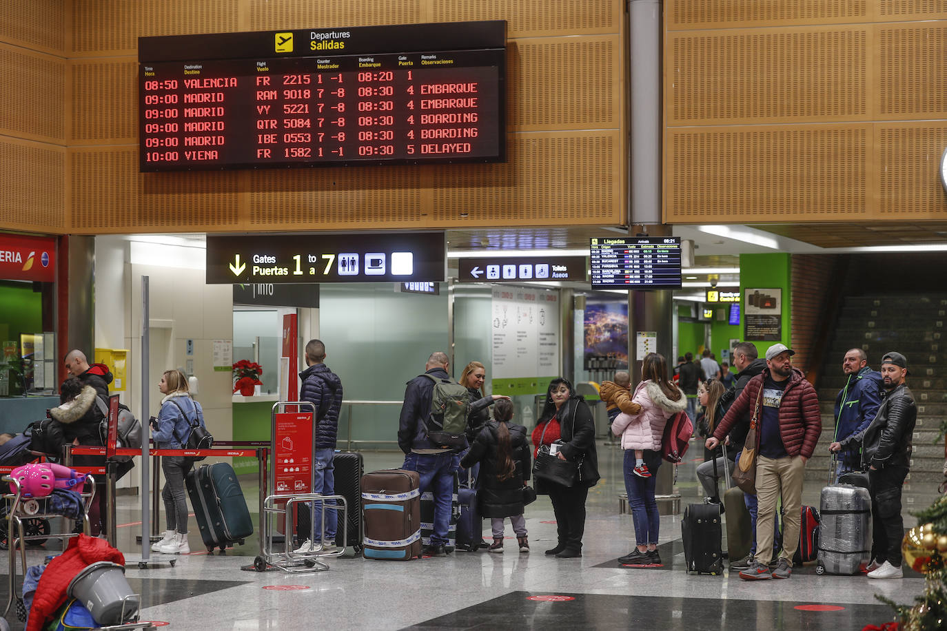 A primera hora, en torno a las 8.30 horas, la normalidad reinaba en el Seve Ballesteros. El vuelo desde Madrid había aterrizado a las 8.15 horas y los pasajeros del vuelo de WizzAir con destino a Bucarest aguardaban la llegada del avión.