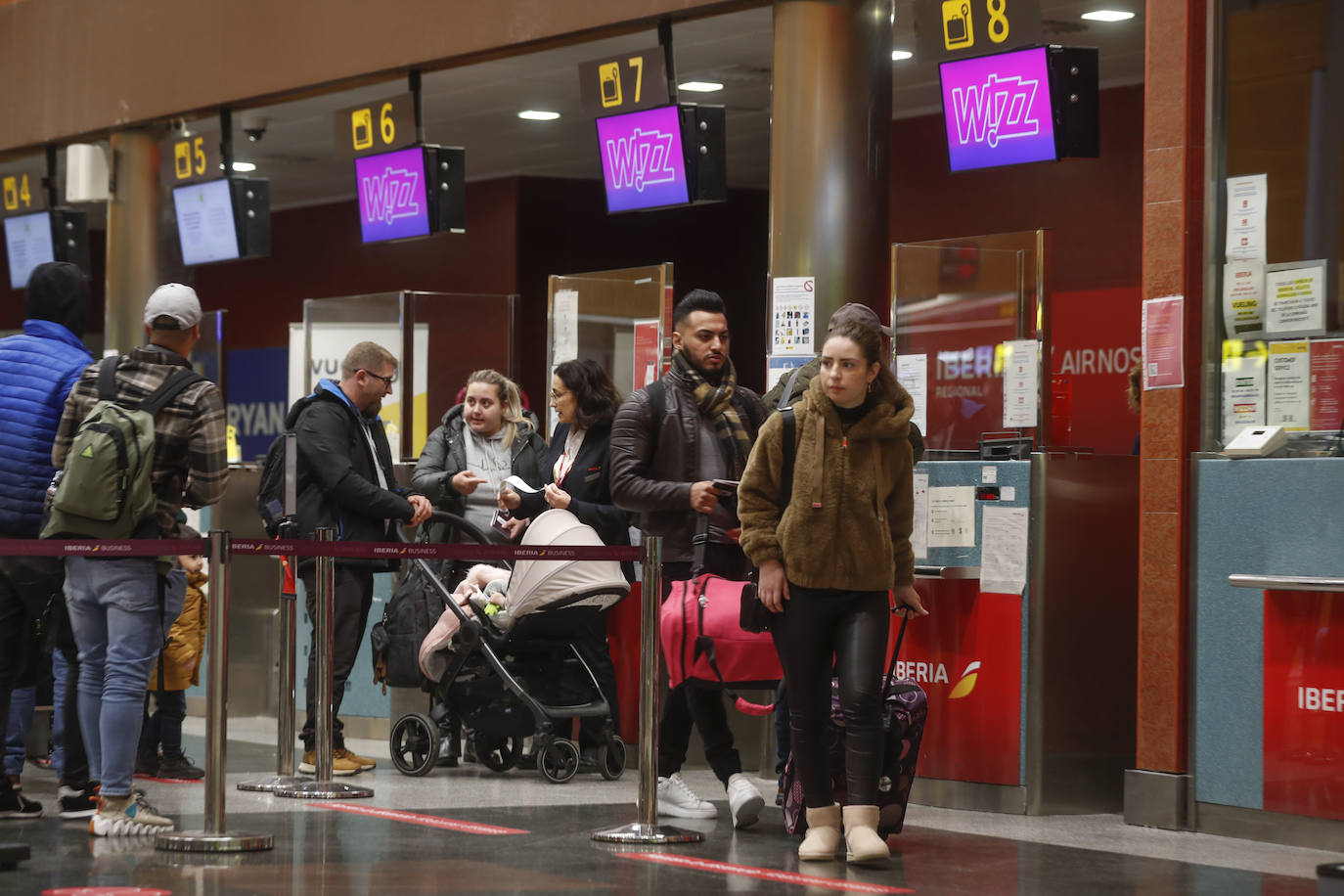 Cumplido el trámite de las tarjetas de embarque, los pasajeros se dirigen a pasar el control de seguridad.