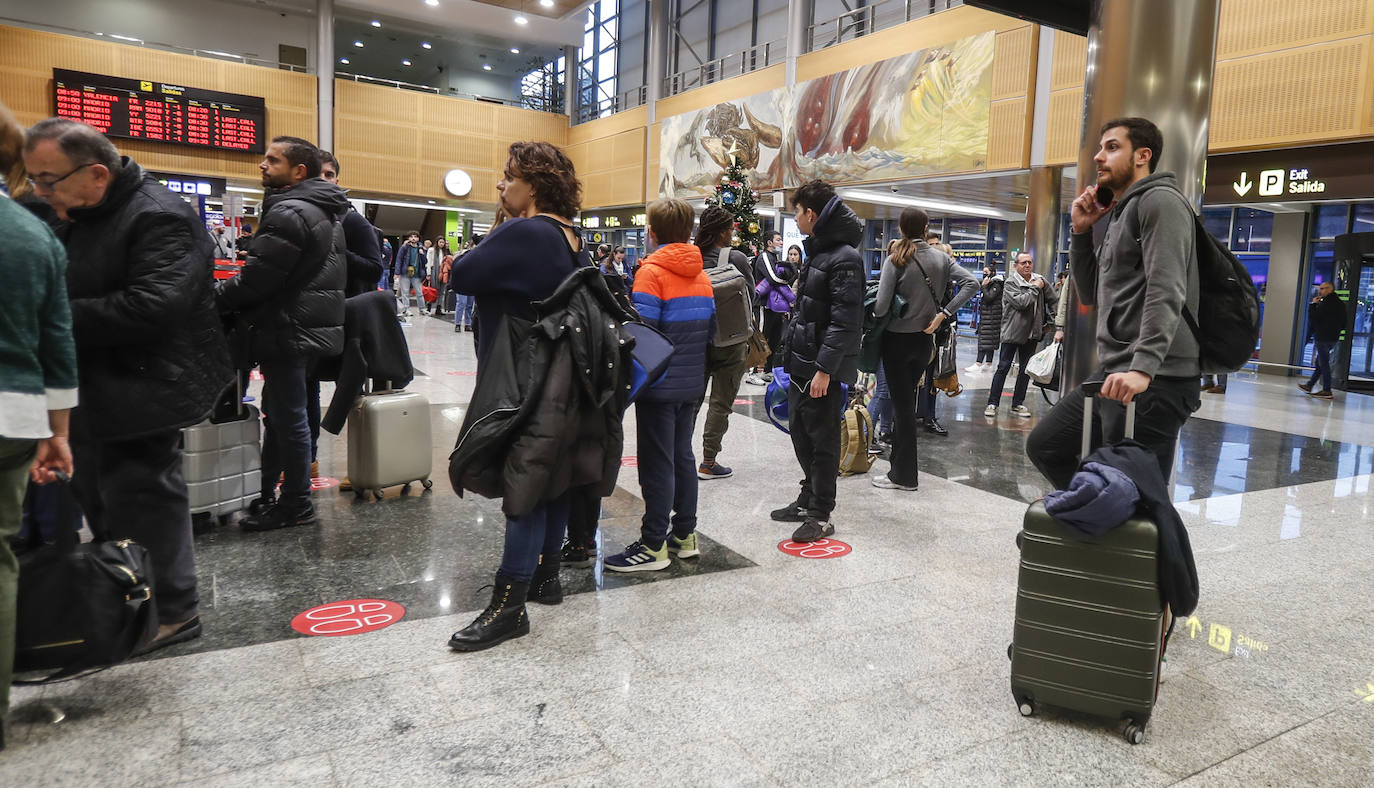 Lo primero, avisar. Muchos de los afectados por la cancelación del vuelo a Valencia aprovecharon la espera para informar a los suyos del percance.