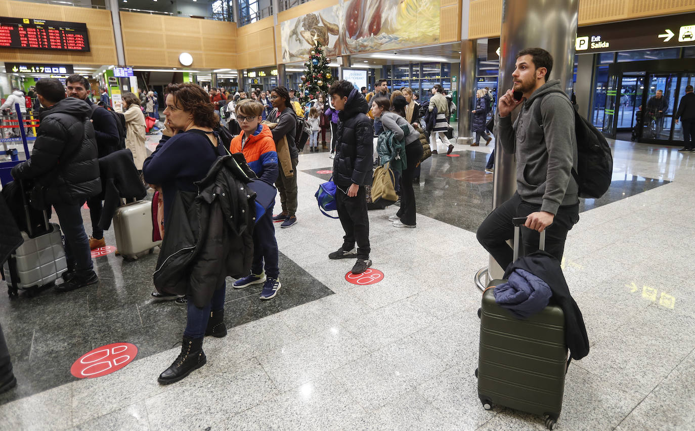 Disgusto y resignación. Quienes volaban desde la capital cántabra asumieron mejor la situación, pero varios pasajeros tenían que hacer un trasbordo y la cancelación del vuelo echó por tierra sus planes de viaje.