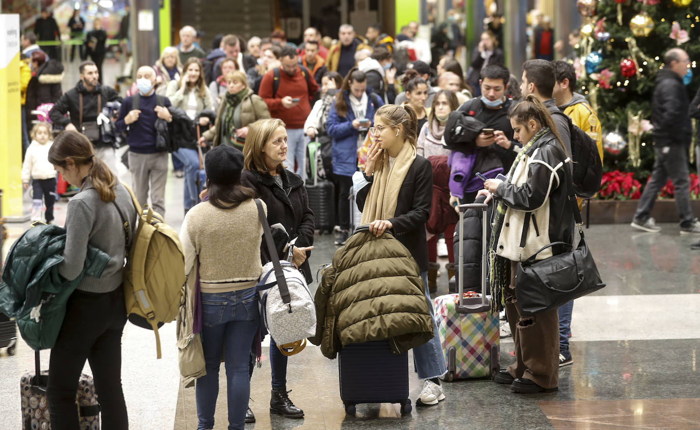 Charlas y corrillos. Antes de que Ryanair ofreciese a los afectados un vuelo para mañana a las 7.45 horas y sufragar la noche de hotel, los pasajeros comentaban la situación entre ellos.