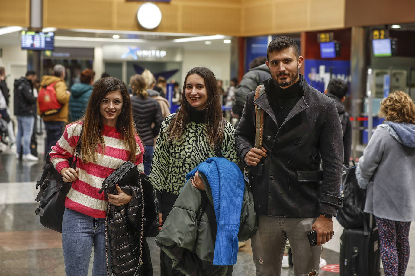 Tres pasajeros asturianos iban a viajar a Valencia para enlazar desde allí con Bucarest. Fueron de los más afortunados, porque la compañía les reubicó en un vuelo directo que salía hacia la capital de Rumania por la tarde y al final iban a ganar tiempo de estancia en la ciudad.