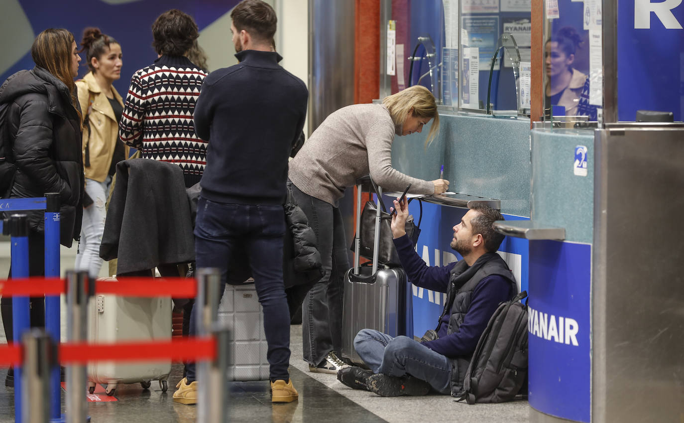 Ryanair ofreció a los pasajeros volar un día más tarde. En la imagen, la cola en la que aguardan para firmar los documentos para aceptar la propuesta de la compañía.