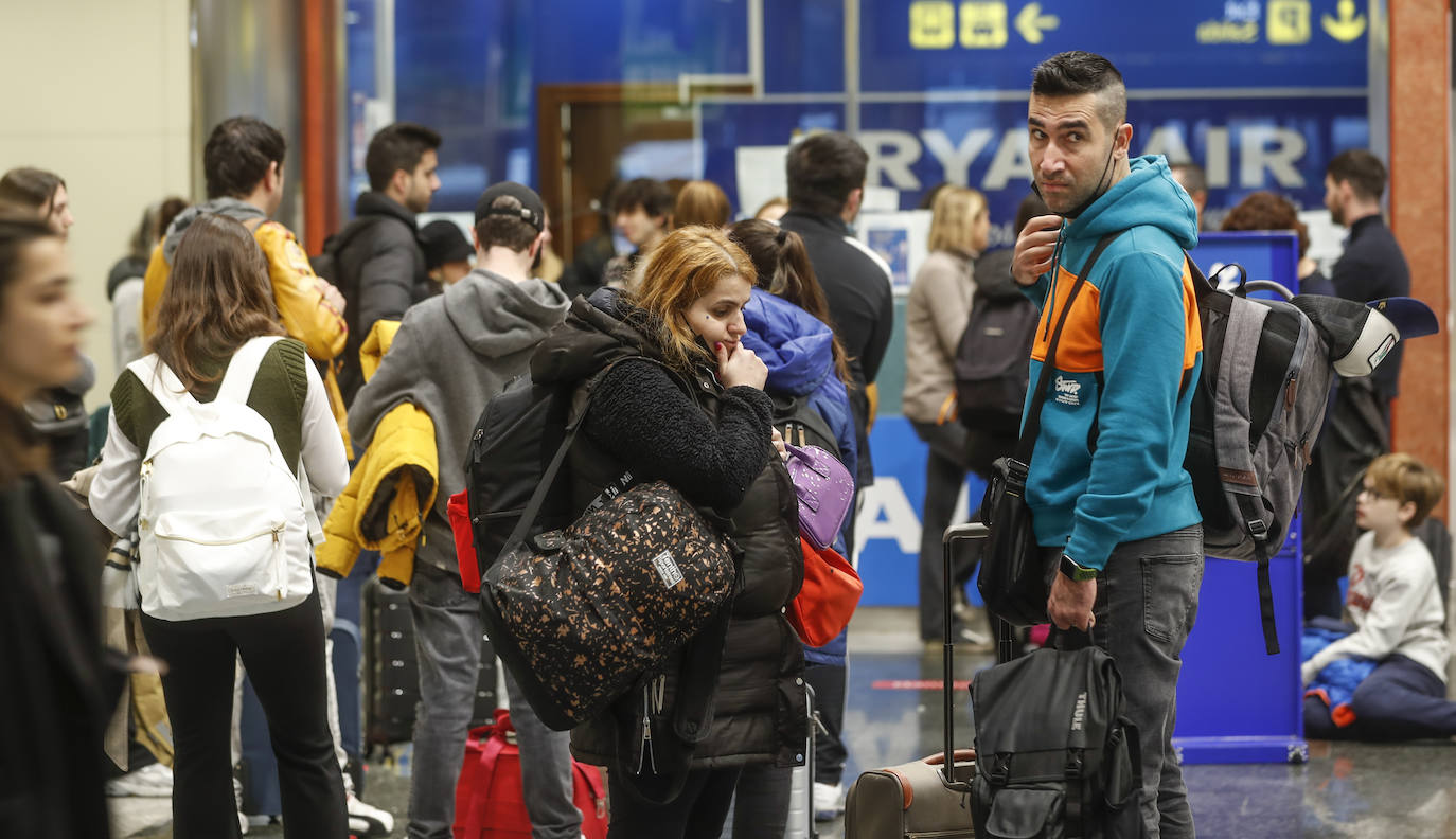 Aunque la mayoría optó por aceptar la propuesta de Ryanair, hubo otros pasajeros que se decantaron por comprar otros vuelos o por alquilar un coche para realizar el desplazamiento.