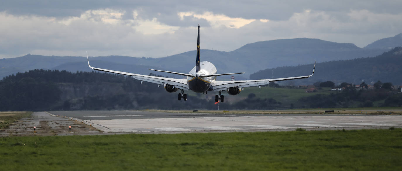 El avión, a punto de tomar tierra.