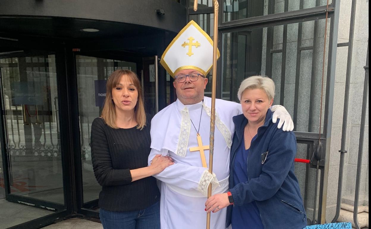 Jesús Ruiz, hoy, junto a dos trabajadoras del Teatro Real. 