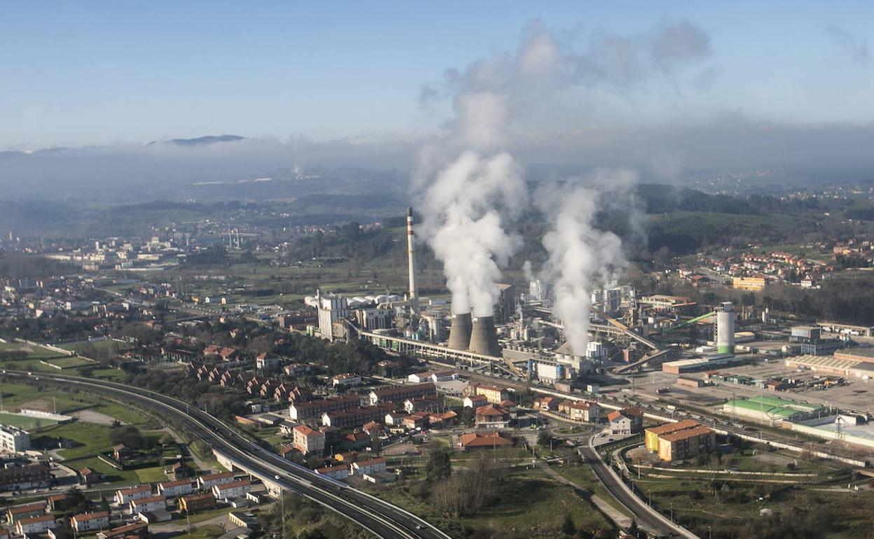 Instalaciones de Solvay en Barreda, donde se trabaja para reducir la huella de emisiones de CO2 en el futuro. 