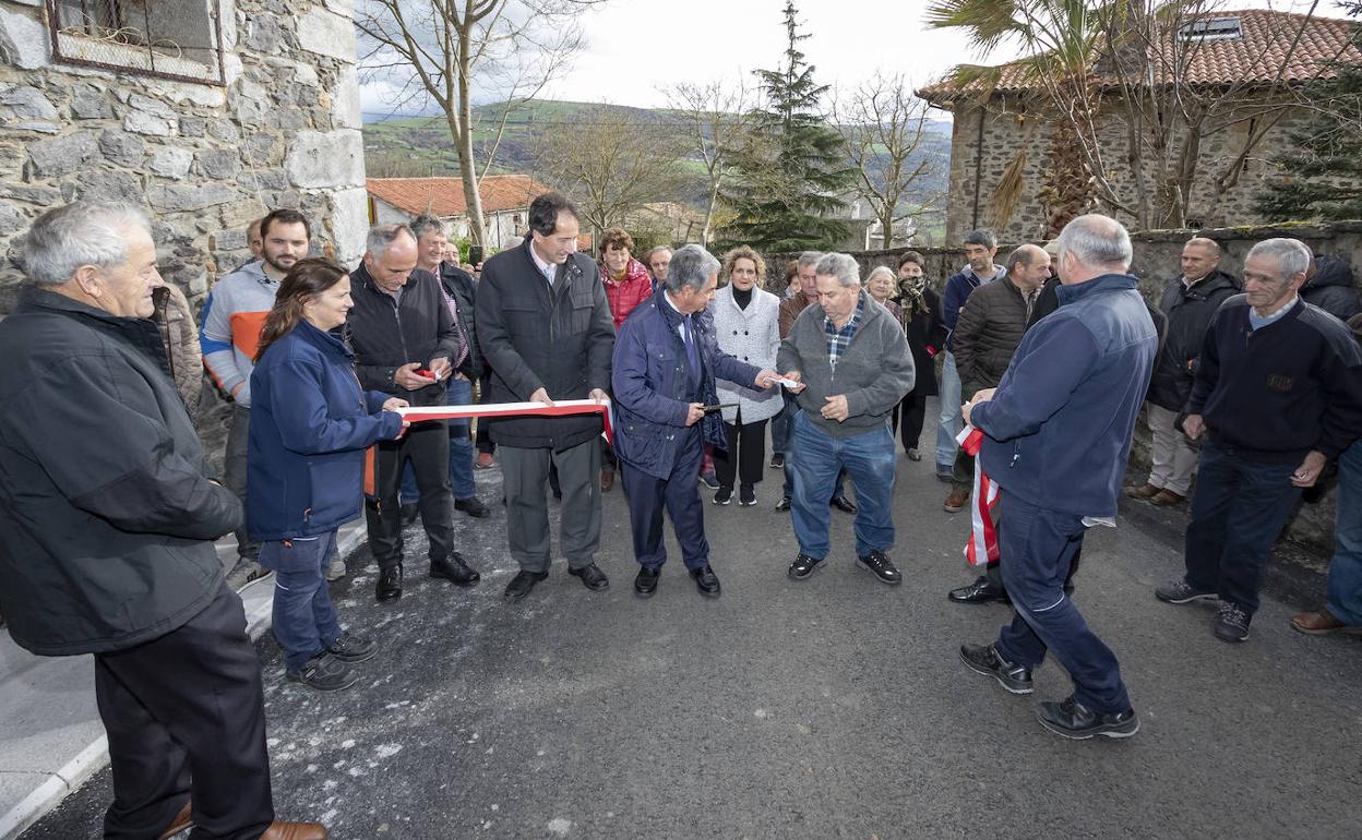 Momento de la inauguración del acceso a Rozas.