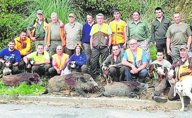 Integrantes del coto de Ampuero, con tres jabalíes cazados en esta campaña.