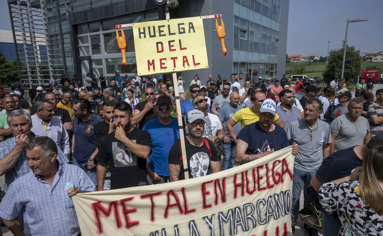 Trabajadores del metal el pasado mes de junio en la Consejería de Industria, en el Pctcan.