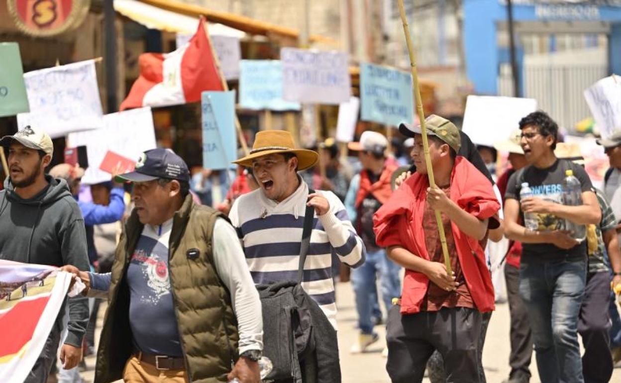 Partidarios del expresidente Pedro Castillo marchan durante una protesta en Abancay. 