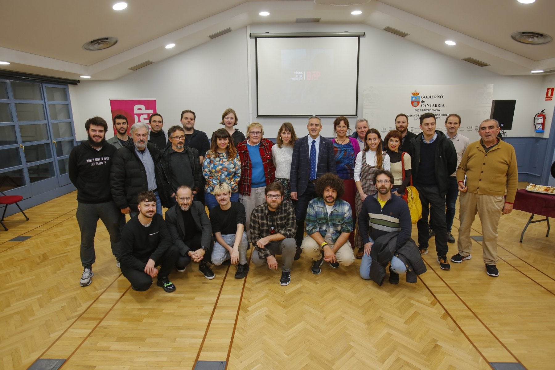 Pablo Zuloaga se reunió ayer en la Filmoteca con una buena parte de los representantes del sector audiovisual de Cantabria. 