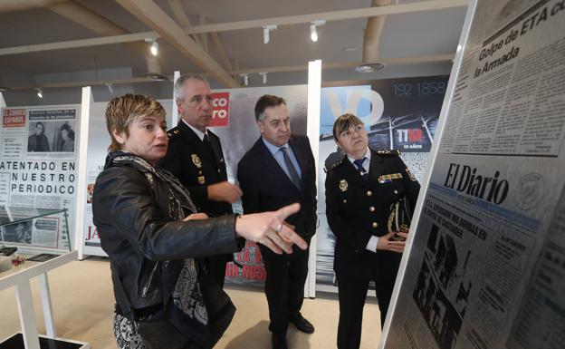 Irene Gómez Sastre, Juan José de la Rosa, Íñigo Noriega y Carmen Martínez observan algunas de las portadas. 