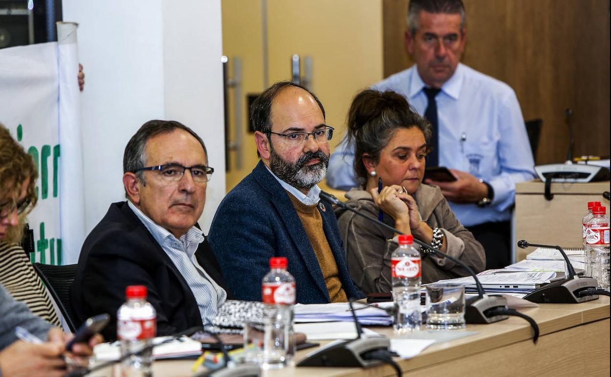 José Manuel Cruz Viadero, José Luis Urraca y Esther Vélez, del Grupo Socialista, durante una sesión plenaria celebrada este invierno.