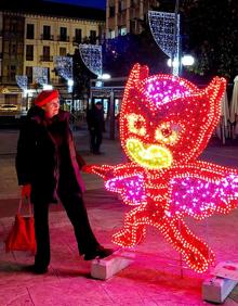 Imagen secundaria 2 - Los primeros días de las luces de Navidad de este año en Torrelavega. 