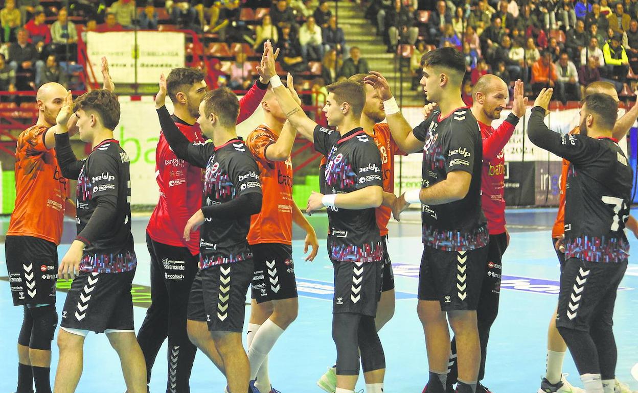 Los jugadores del Bathco Torrelavega y del Blendio Sinfín se saludan antes del derbi que disputaron en el Vicente Trueba. 