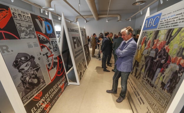 Un visitante observa uno de los paneles de la exposición que se exhibe en la sede de la Fundación Caja Cantabria, en Santander, hasta el 21 de enero.. 