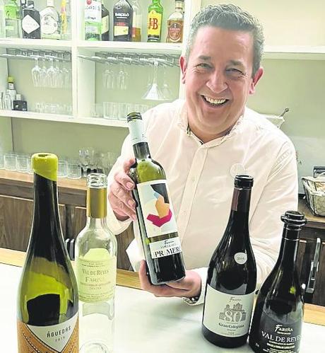 Imagen - Carlos del Río con los vinos Fariña. 