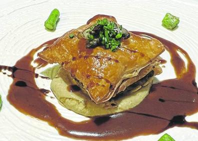 Imagen secundaria 1 - Ragout de setas, trigueros y foie con hojaldre; y coliflor marinada en neapia a la brasa con su cous cous cítrico de Íkaro. 