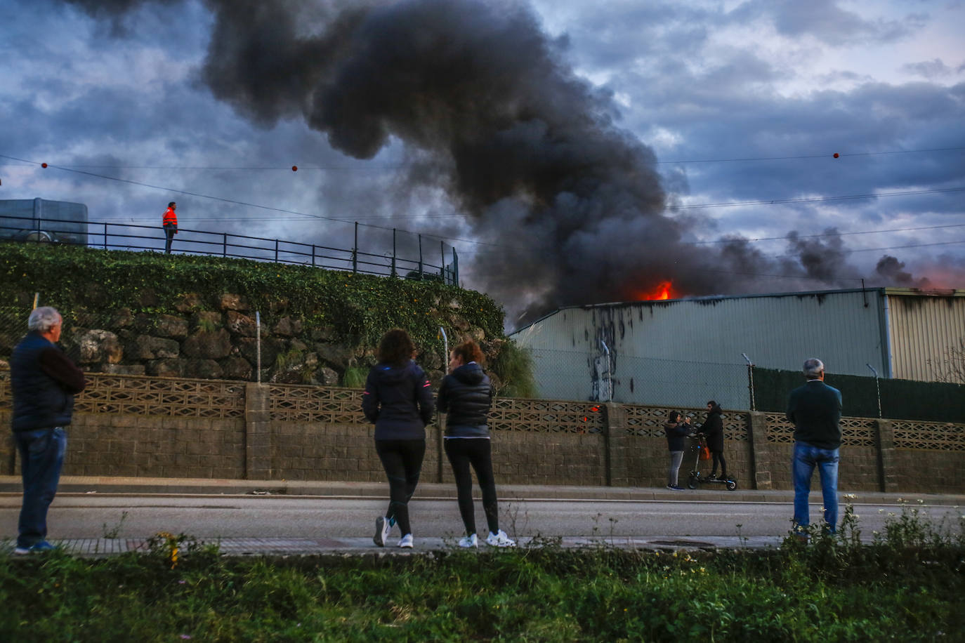 Fotos: Arde una nave de residuos en Cacicedo de Camargo