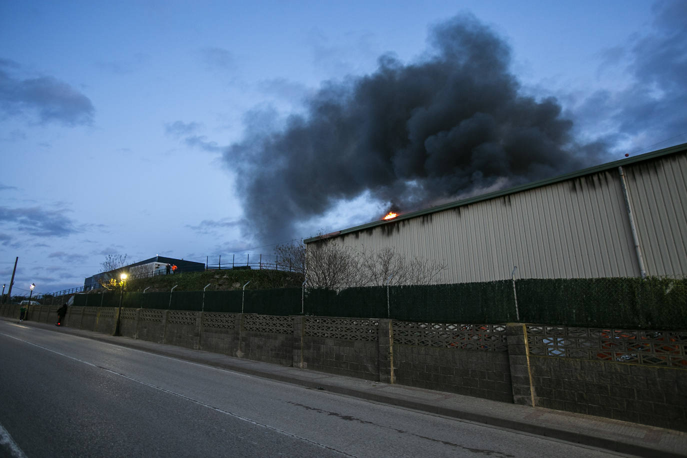 Fotos: Arde una nave de residuos en Cacicedo de Camargo