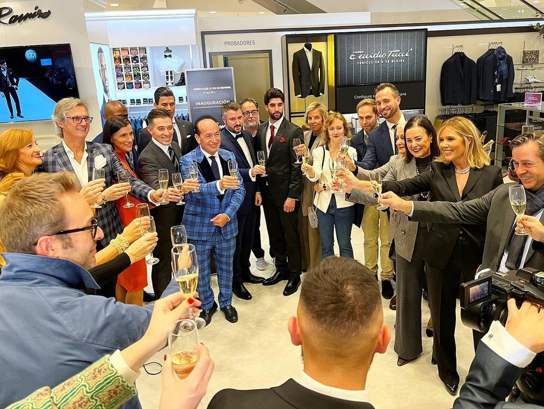 Félix Ramiro brindando con amigos y clientes en la inauguración de su espacio en El Corte Inglés de Santander.