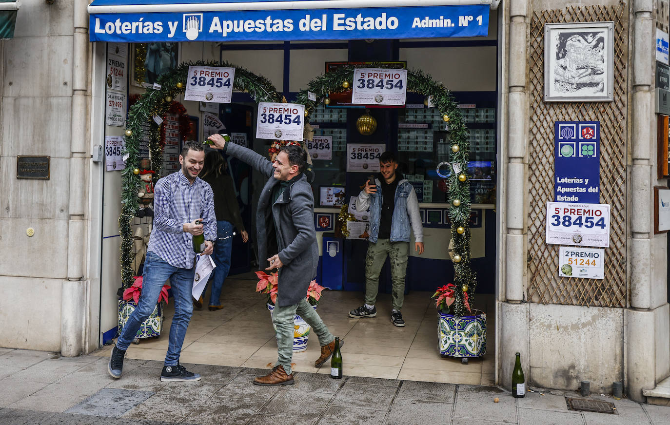 Fotos: Doble celebración en Calvo Sotelo, tras vender un cuarto y un quinto premios